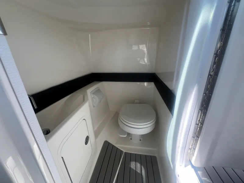 Slide: The Image of Sea Ray SLX 260 Outboard 2023 - 42