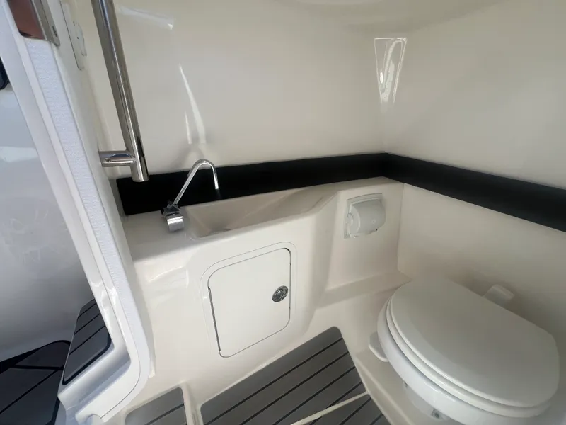 Slide: The Image of Sea Ray SLX 260 Outboard 2023 - 43