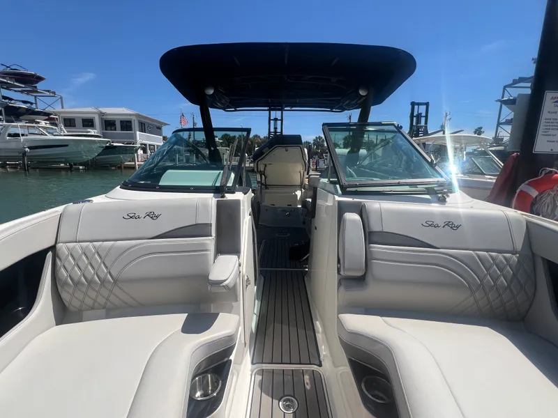 Slide: The Image of Sea Ray SLX 260 Outboard 2023 - 51