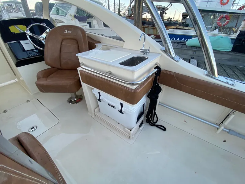 Slide: The Image of Scout 240 DORADO 2022 - 12