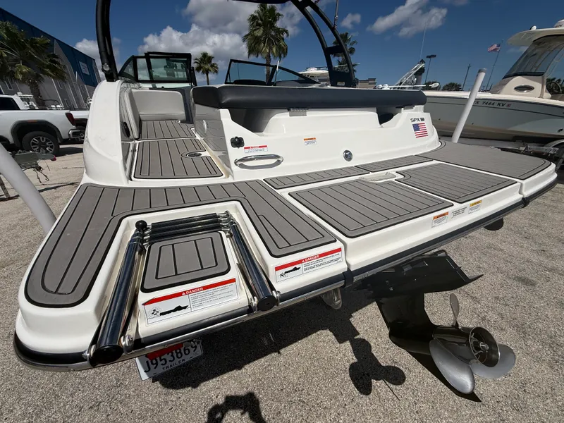 Slide: The Image of Sea Ray 190 SPX 2022 - 8