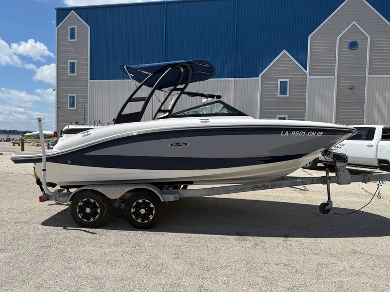 Slide: The Image of Sea Ray 190 SPX 2022 - 1