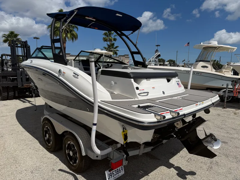 Slide: The Image of Sea Ray 190 SPX 2022 - 4