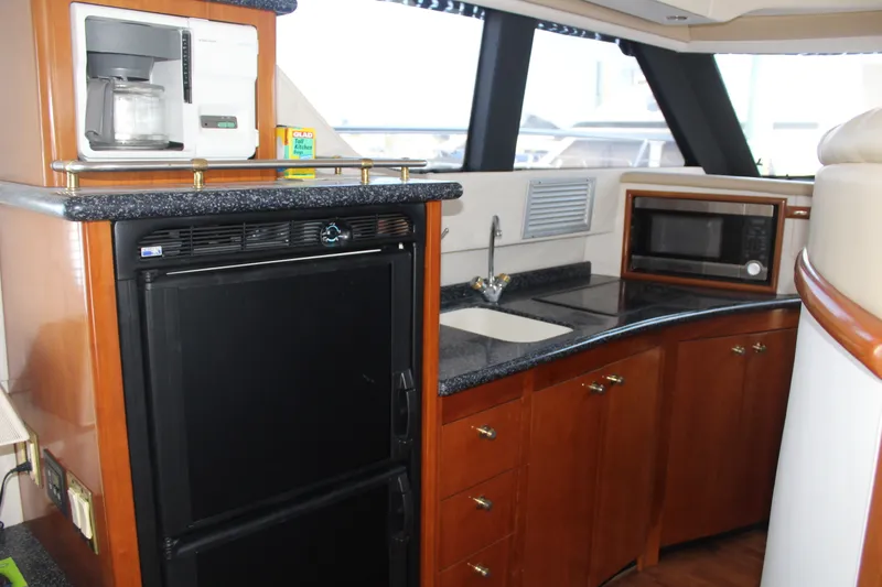 Slide: The Image of Carver 450 VOYAGER PILOTHOUSE 2000 - 24