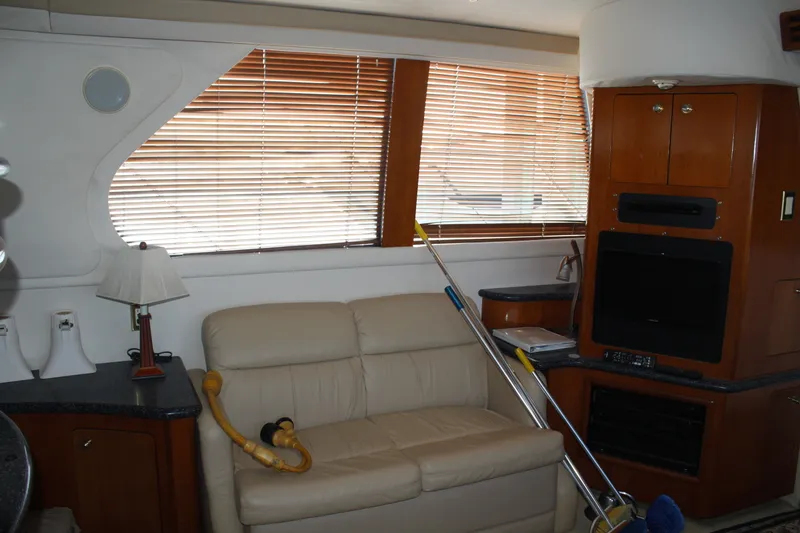 Slide: The Image of Carver 450 VOYAGER PILOTHOUSE 2000 - 23
