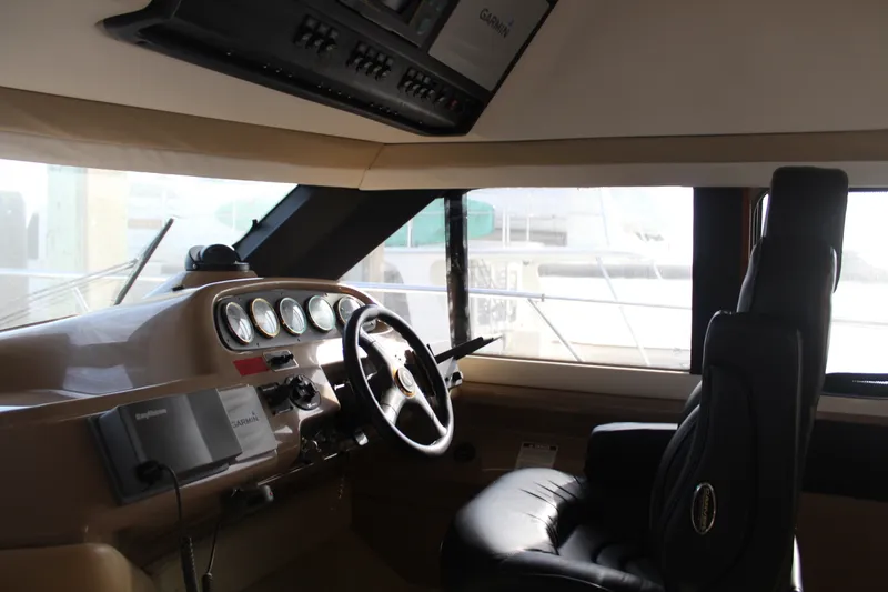 Slide: The Image of Carver 450 VOYAGER PILOTHOUSE 2000 - 30