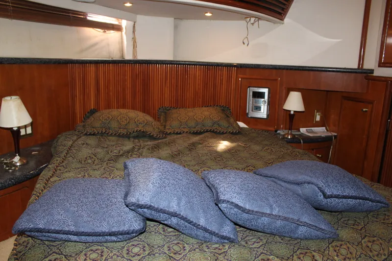 Slide: The Image of Carver 450 VOYAGER PILOTHOUSE 2000 - 27