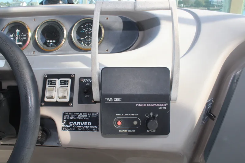 Slide: The Image of Carver 450 VOYAGER PILOTHOUSE 2000 - 14