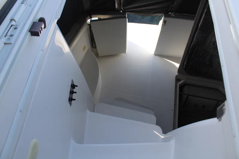Slide: The Image of Carver 450 VOYAGER PILOTHOUSE 2000 - 17