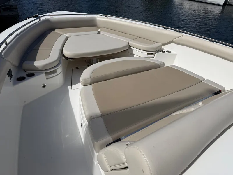Slide: The Image of Boston Whaler 420 OUTRAGE 2019 - 16