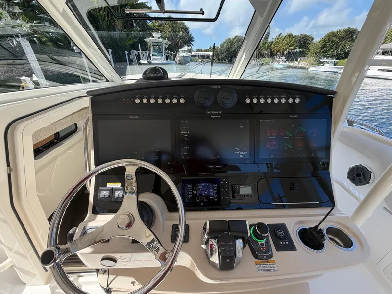Slide: The Image of Boston Whaler 420 OUTRAGE 2019 - 32