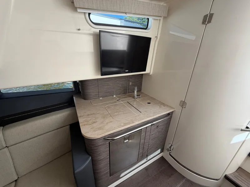 Slide: The Image of Boston Whaler 420 OUTRAGE 2019 - 27