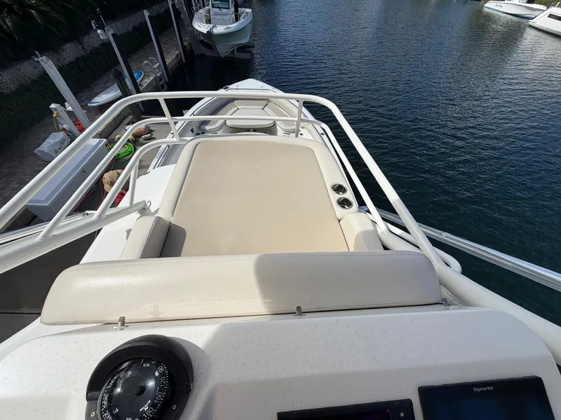 Slide: The Image of Boston Whaler 420 OUTRAGE 2019 - 20