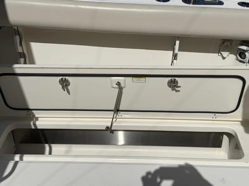 Slide: The Image of Boston Whaler 420 OUTRAGE 2019 - 43