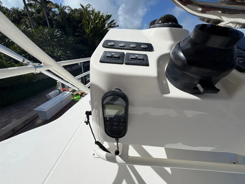 Slide: The Image of Boston Whaler 420 OUTRAGE 2019 - 24