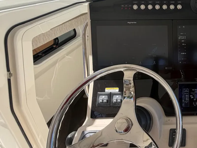 Slide: The Image of Boston Whaler 420 OUTRAGE 2019 - 25