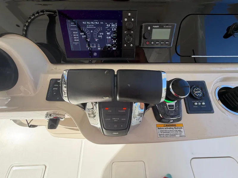 Slide: The Image of Boston Whaler 420 OUTRAGE 2019 - 35