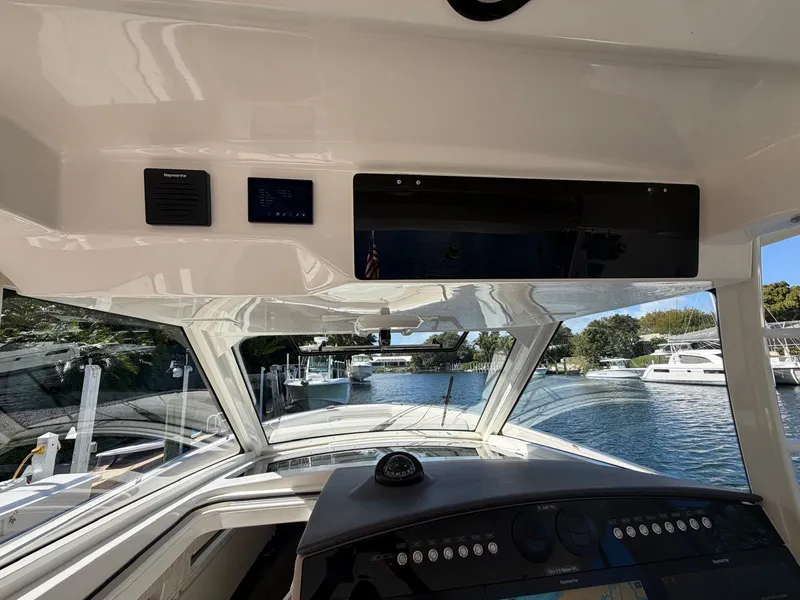 Slide: The Image of Boston Whaler 420 OUTRAGE 2019 - 33