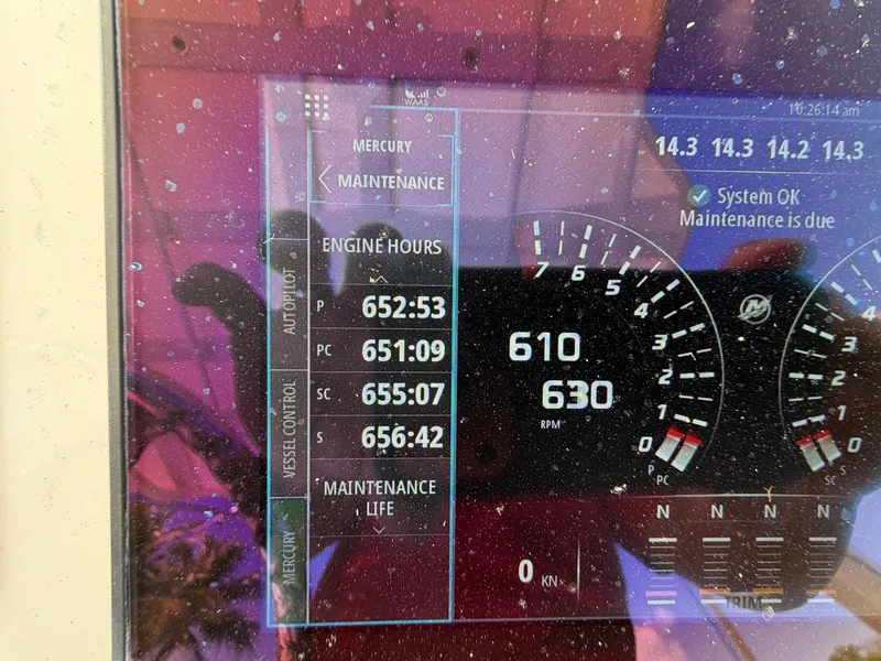 Slide: The Image of Boston Whaler 420 OUTRAGE 2019 - 36