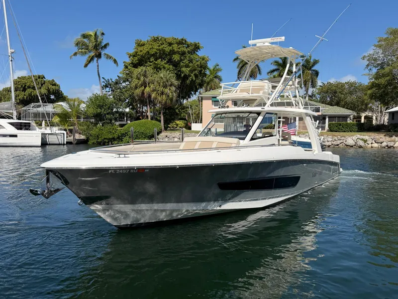 Slide: The Image of Boston Whaler 420 OUTRAGE 2019 - 3