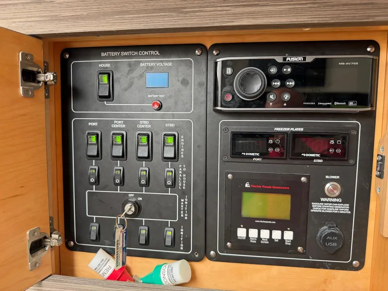 Slide: The Image of Boston Whaler 420 OUTRAGE 2019 - 30