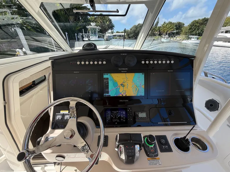 Slide: The Image of Boston Whaler 420 OUTRAGE 2019 - 34