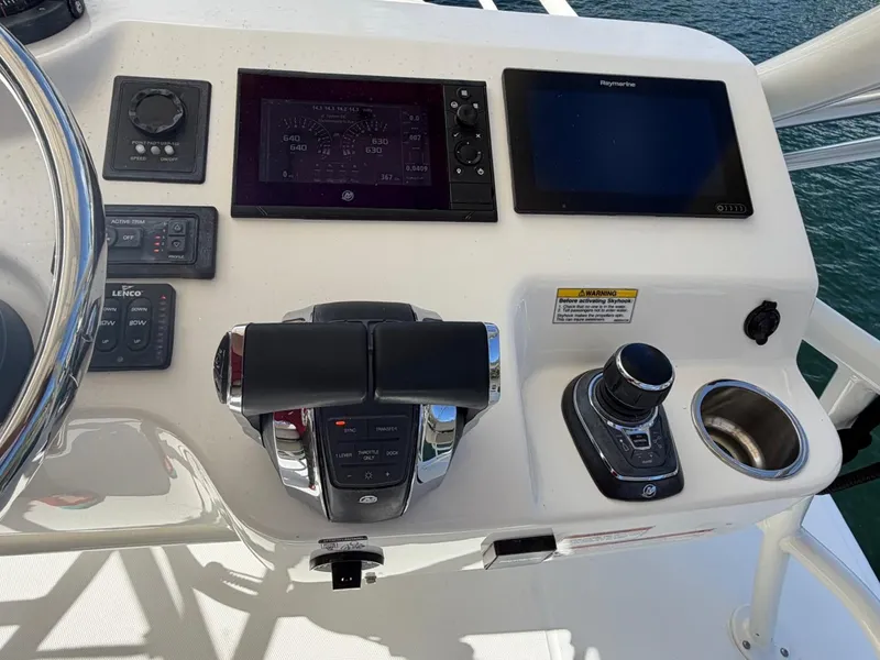 Slide: The Image of Boston Whaler 420 OUTRAGE 2019 - 23