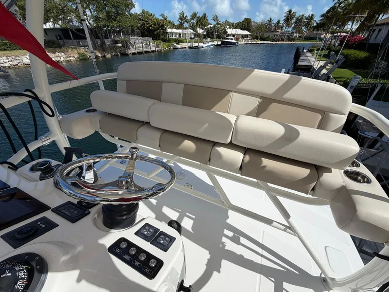 Slide: The Image of Boston Whaler 420 OUTRAGE 2019 - 22