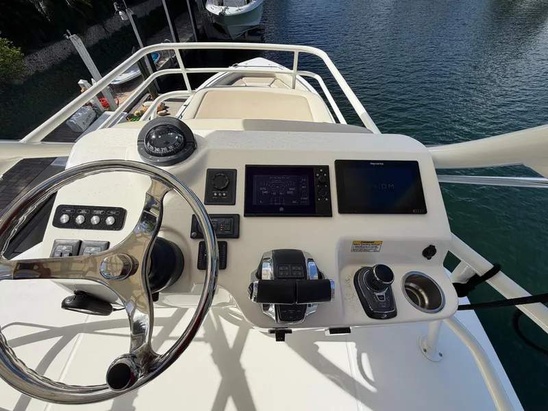 Slide: The Image of Boston Whaler 420 OUTRAGE 2019 - 21