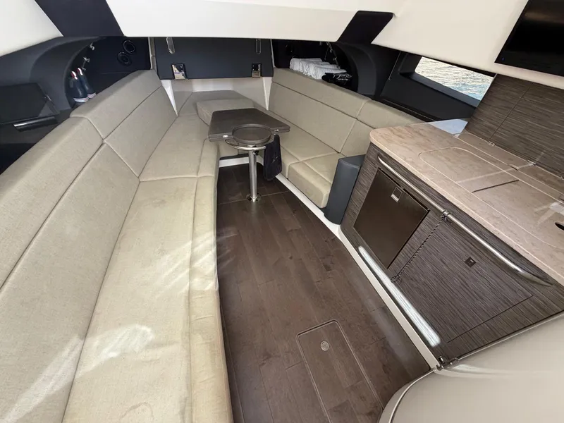 Slide: The Image of Boston Whaler 420 OUTRAGE 2019 - 26