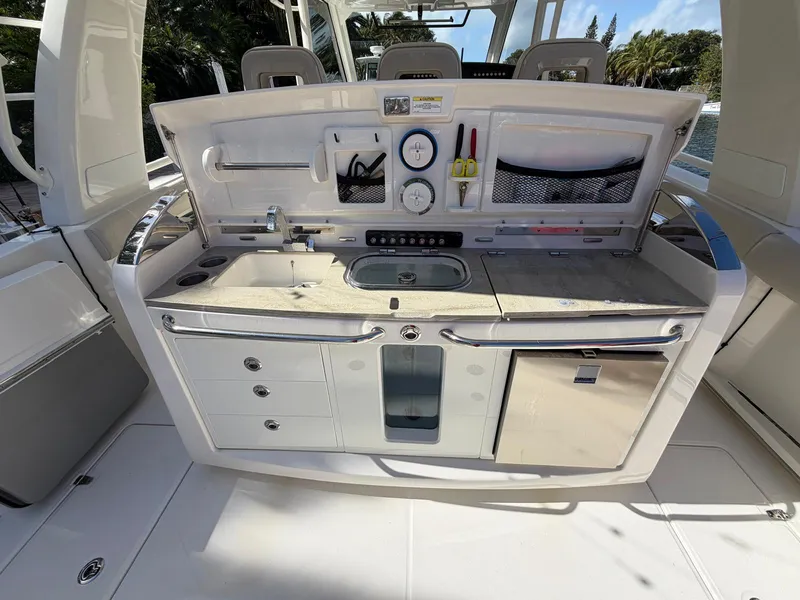 Slide: The Image of Boston Whaler 420 OUTRAGE 2019 - 41