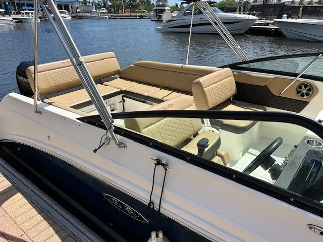 Slide: The Image of Sea Ray 250 SDX OB 2021 - 4