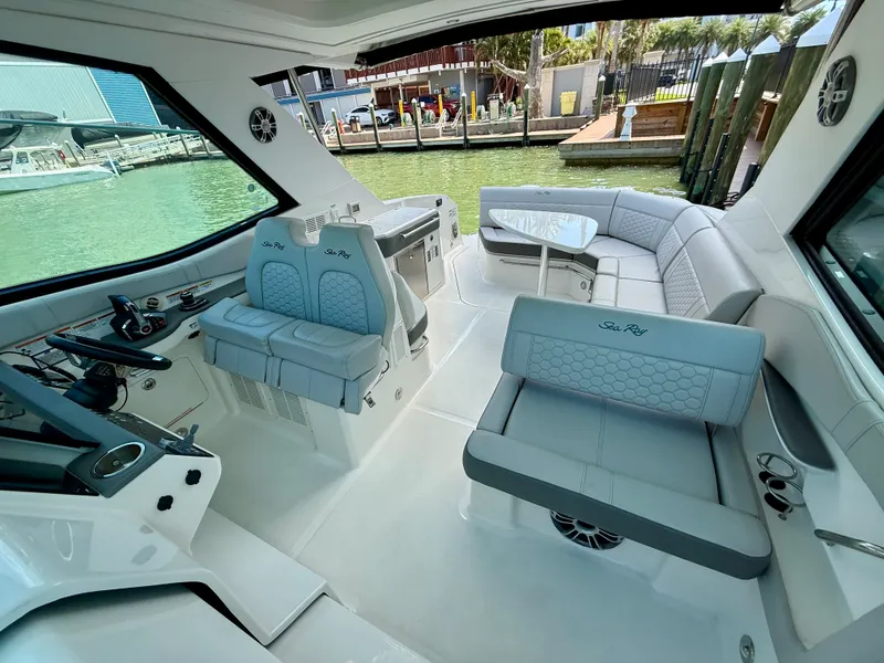 Slide: The Image of Sea Ray 320 SUNDANCER 2023 - 31