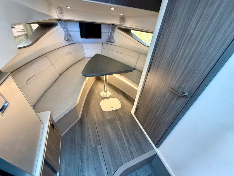 Slide: The Image of Sea Ray 320 SUNDANCER 2023 - 33
