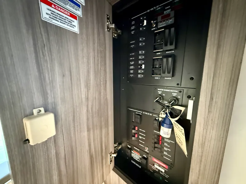 Slide: The Image of Sea Ray 320 SUNDANCER 2023 - 36