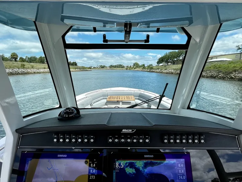Slide: The Image of Boston Whaler 330 OUTRAGE 2023 - 18