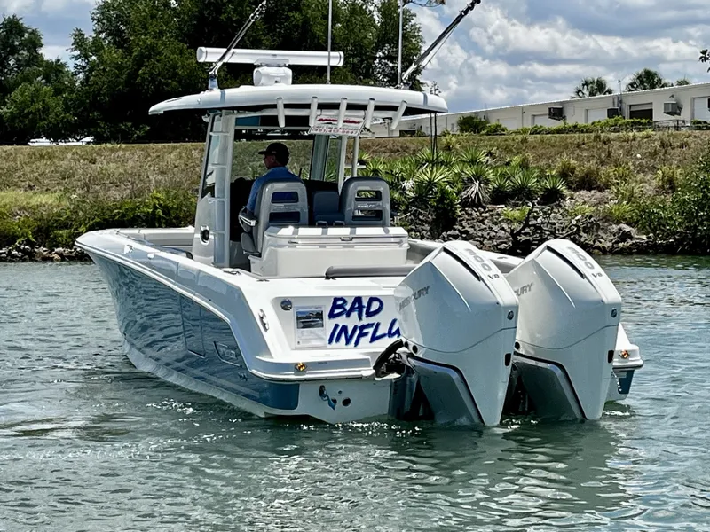 Slide: The Image of Boston Whaler 330 OUTRAGE 2023 - 10
