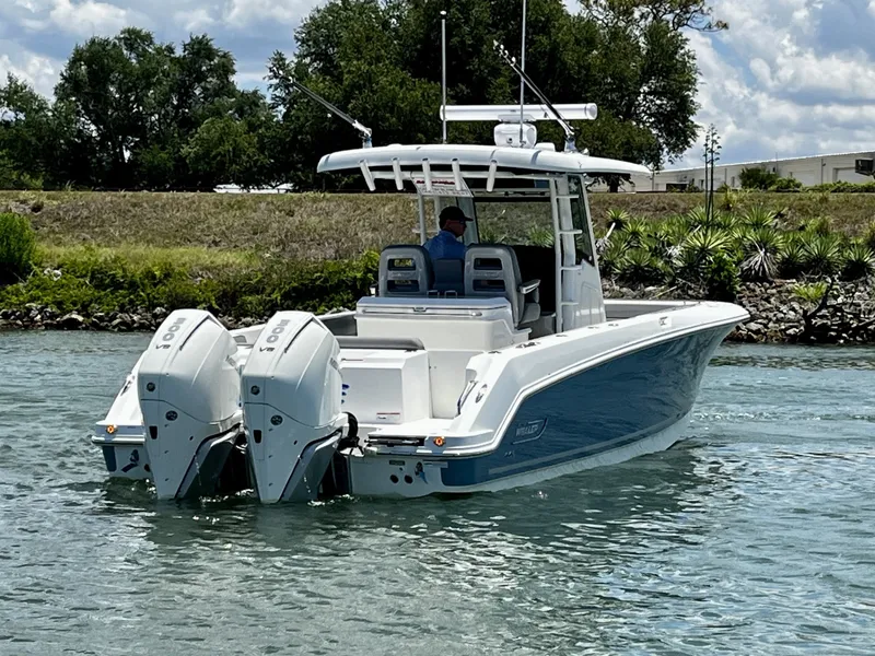 Slide: The Image of Boston Whaler 330 OUTRAGE 2023 - 11