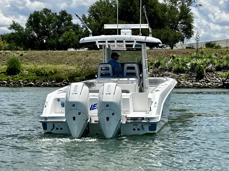 Slide: The Image of Boston Whaler 330 OUTRAGE 2023 - 12