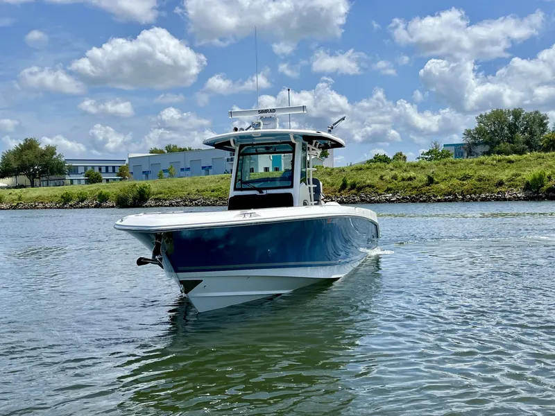 Slide: The Image of Boston Whaler 330 OUTRAGE 2023 - 10