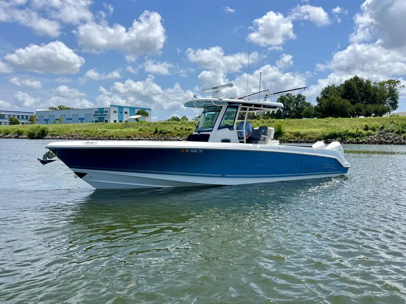 Slide: The Image of Boston Whaler 330 OUTRAGE 2023 - 14