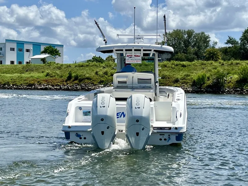 Slide: The Image of Boston Whaler 330 OUTRAGE 2023 - 5