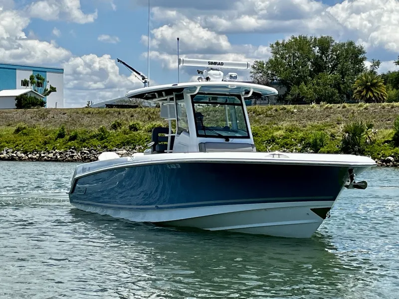 Slide: The Image of Boston Whaler 330 OUTRAGE 2023 - 3