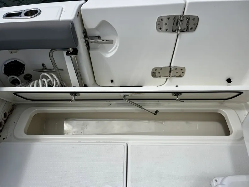 Slide: The Image of Boston Whaler 330 OUTRAGE 2023 - 35