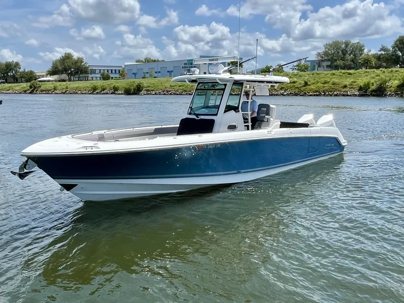 Slide: The Image of Boston Whaler 330 OUTRAGE 2023 - 12