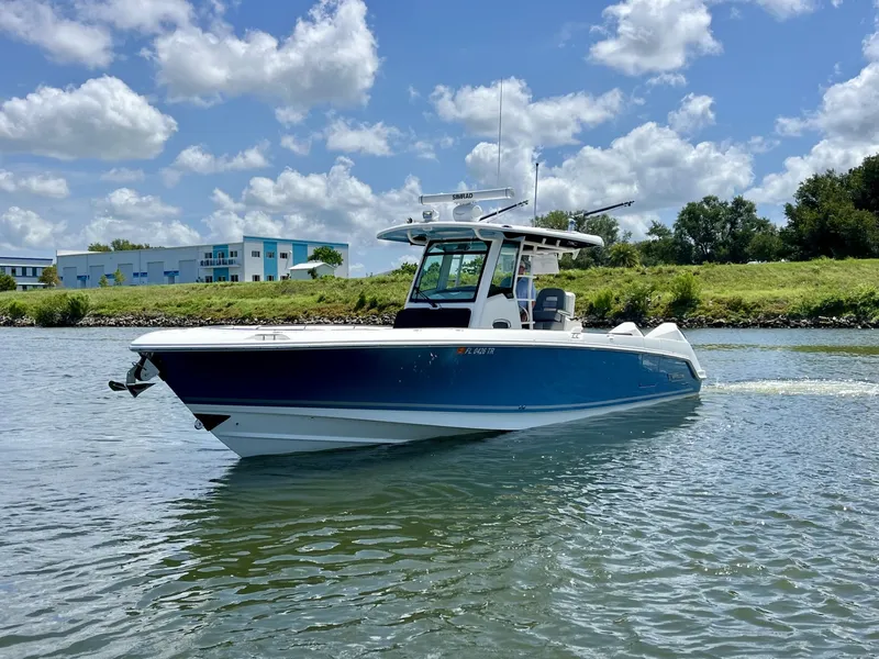 Slide: The Image of Boston Whaler 330 OUTRAGE 2023 - 13