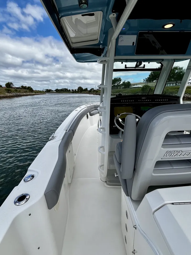 Slide: The Image of Boston Whaler 330 OUTRAGE 2023 - 24