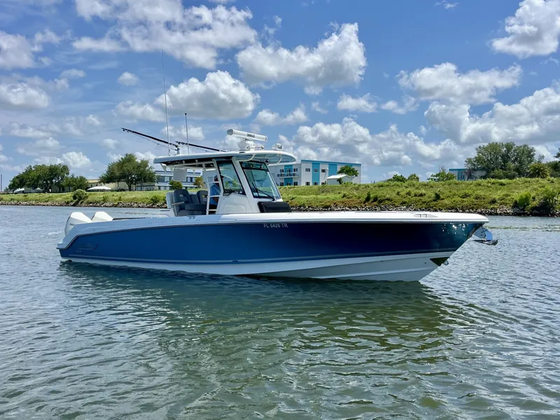 Slide: The Image of Boston Whaler 330 OUTRAGE 2023 - 1