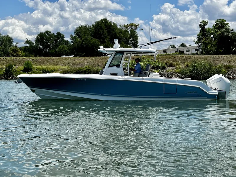 Slide: The Image of Boston Whaler 330 OUTRAGE 2023 - 7