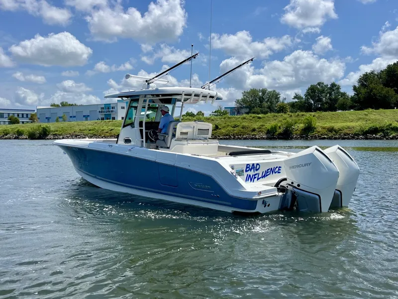 Slide: The Image of Boston Whaler 330 OUTRAGE 2023 - 7
